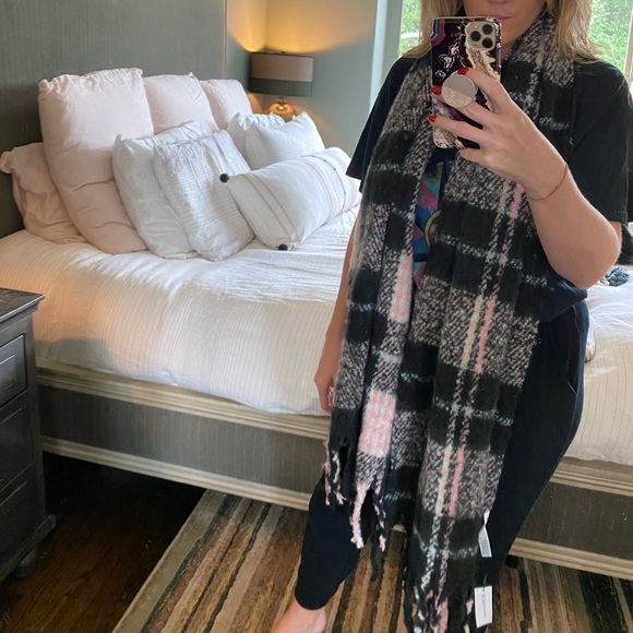 BCBG Generation soft flannel plaid scarf - Picture 6 of 6